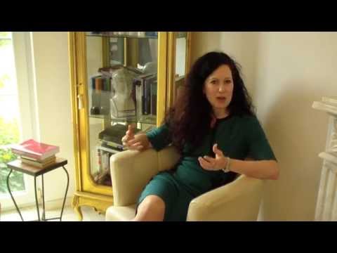 Kritik an Hannah Arendt: Macht ist nicht identisch mit Gewalt - Philosophin Dr. Dorchain