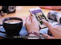 Video de una persona tomando café con su teléfono móvil