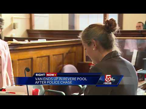 Watch: Robber waves gun at clerk, demands money