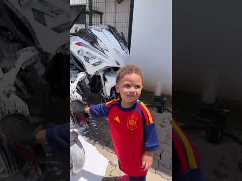 Lucca ta lavando a moto dele