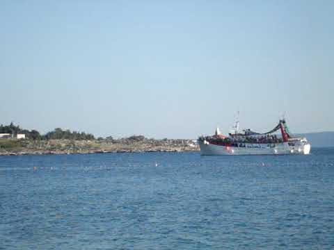 Veseo brod uplovljava u Makarsku