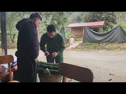 Trieu Khang's journey into the deep forest to find dong leaves.