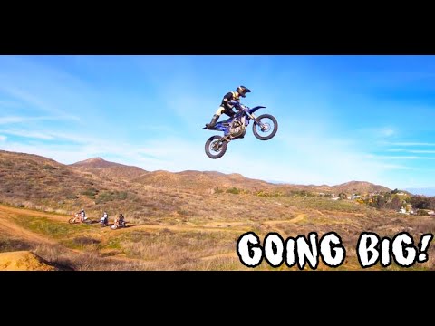 download lagu mp3 mp4 Vroom Vroom Dana, download lagu Vroom Vroom Dana gratis, unduh video klip Vroom Vroom Dana