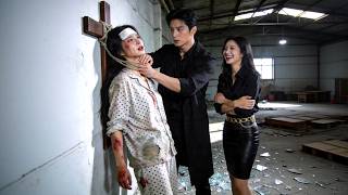 女孩怎麼也沒想到從小疼愛自己的哥哥，竟會為了家產不惜害她，將她囚禁毒啞，她終於心灰意冷，發誓一定要讓他們付出代價！