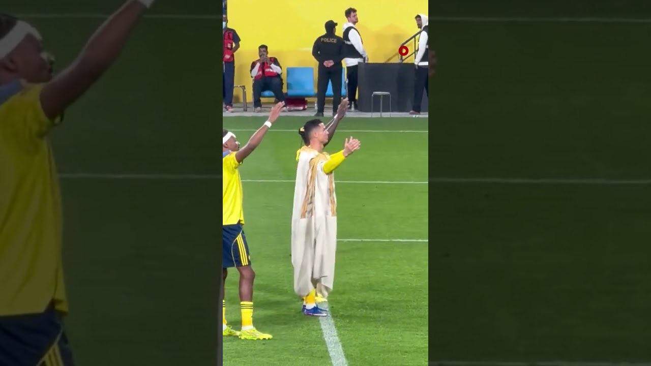 فيديو | رونالدو يلبس العباءة العربية احتفالاً بالفوز على الحزم في الدوري السعودي