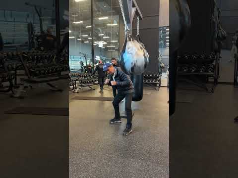 Roberto Duran rolling back the years 😅