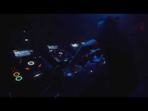 Steve Angello having fun with 7 CDJs & 2 Mixers without Headphones :)