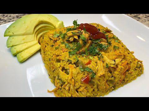 Tradicional arroz con pollo ecuatoriano/ arroz de fiesta/ arroz colorado