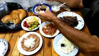 ארוחה רומנית כהלכתה עם קבבים ומלא סלטים ושום, המון שום.