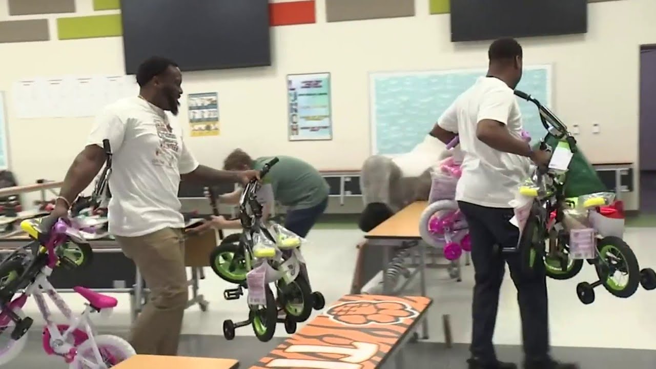 Community giveaway event hands out 600 toys, brings holiday cheer to Jacksonville families