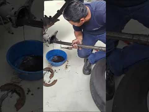 DESMONTAR EL EJE TRASERO PARA SACAR EL RETENEDOR😉