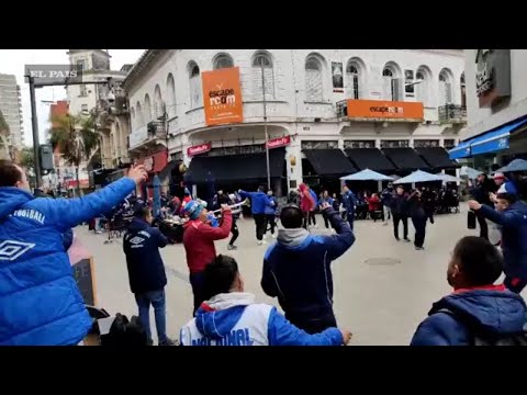 "Hinchas de Nacional invaden las calles de Santa Fe" Barra: La Banda del Parque • Club: Deportivo Merlo