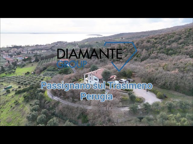 P7183- Villa su due livelli con parco privato di 5 ettari e vista lago