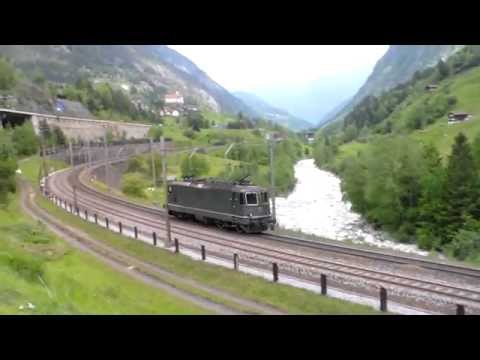GOTTHARDBAHN LOCOMOTIVA Re 4/4 SBB  TRANSITA IN SOLITARIA : WASSEN (CH) 2 - 6 - 2014.
