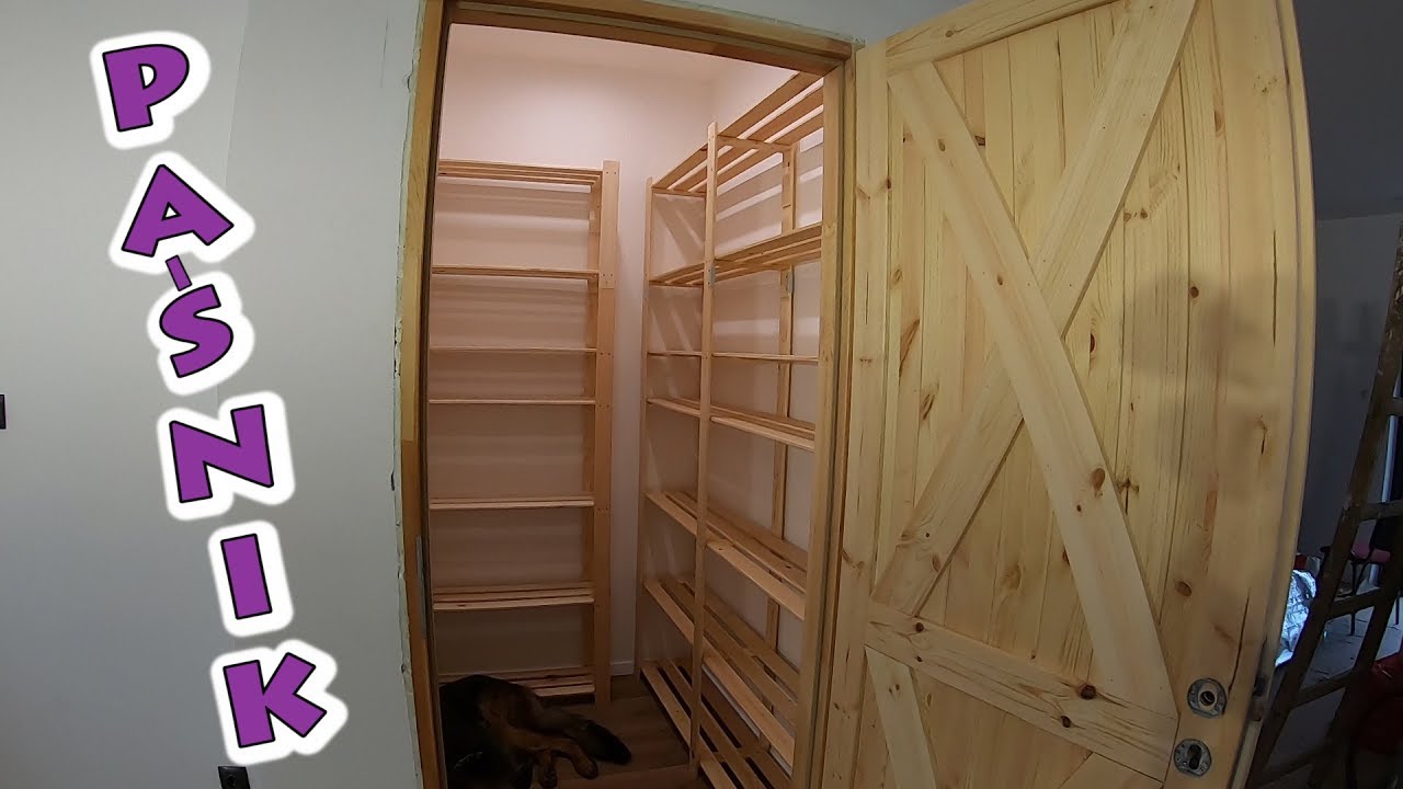 Sosnowe regały w małej spiżarni