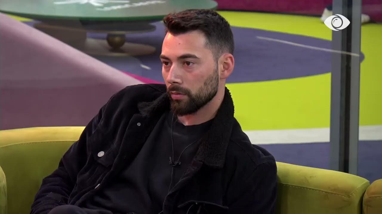 Fillon me…/ Banorët luajnë lojë në oborr, kush gjen fjalën?