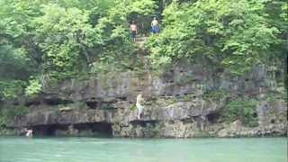 preview picture of video 'Rope Swings and Cliff Jumping on the Current River'