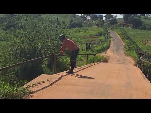 Parando para subir a ladeira. Povoado de araaori cidade catu Bahia. 