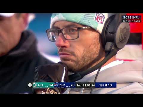 Mike McDaniel vaping during the game