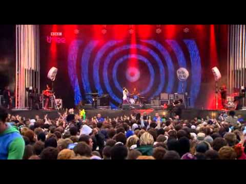 Yeah Yeah Yeahs - Heads Will Roll & Zero Live at Reading Festival 2009