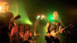 Vuelve a casa (En vivo en Resistencia 08-11-2002) Attaque 77