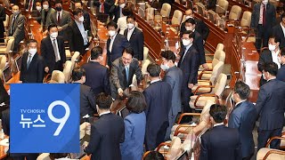 본회의장 처음 선 尹대통령…여야 기립박수로 환영