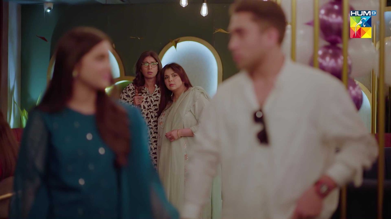 Yeh Tumhari Beti Ne Kis Larki Ka Hath Pakra Hua..? #ainaasif #tumlarkaybhina - HUM TV