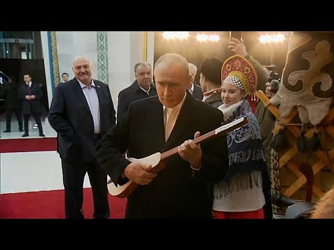 Putin spielt Komuz in Kirgisistan bei einem Staatsbesuch mit Lukaschenko