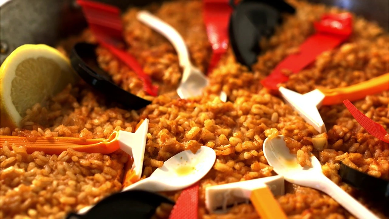 Paella de plástico, botella al limón... los platos 'que vienen'