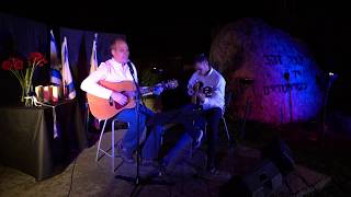 מיליון כוכבים - ישי רוסנק - מתוך טקס יום הזיכרון תש"פ עלי זהב (הזמר והיוצר ישי רוסנק) - התמונה מוצגת ישירות מתוך אתר האינטרנט יוטיוב. זכויות היוצרים בתמונה שייכות ליוצרה. קישור קרדיט למקור התוכן נמצא בתוך דף הסרטון