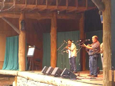 Steve Thomas swingin bluesy bluegrass fiddle solo at the 2009 MBOTMA festival