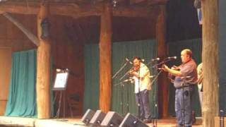 Steve Thomas swingin bluesy bluegrass fiddle solo at the 2009 MBOTMA festival