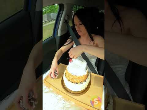لحظة مفاجئة في حفلة الزفاف! 🎂 تحضير كعكة مميزة داخل تاكسي ببراعة
