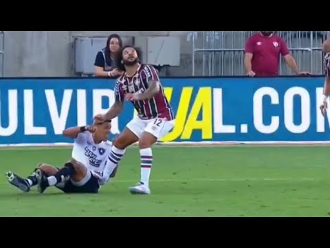 Lance do pisão de Marcelo em Matheus Martins em Fluminense x Botafogo