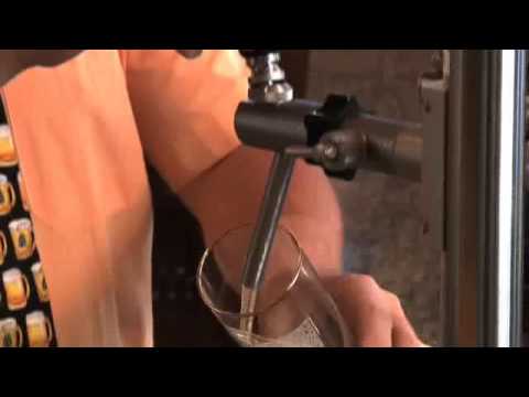 Der Weltmeister zeigt das Bierzapfen - Zwettler Bier