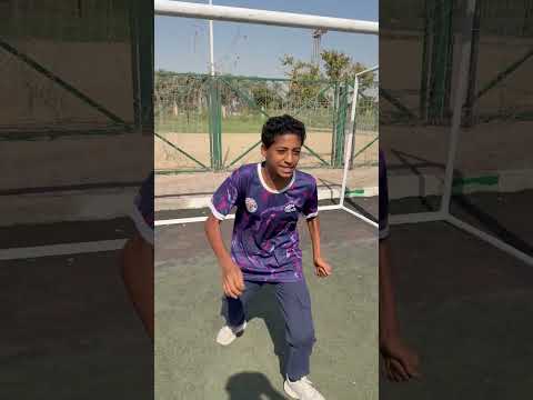 ‏لاعب كرة القدم الصغير يجيب أخته داخل الملعب والمدرب يطلعها برة ￼