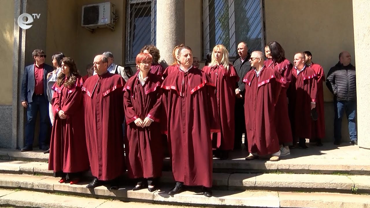 Прокурори и следователи от Хасково излязоха на протест в подкрепа на Иван Гешев