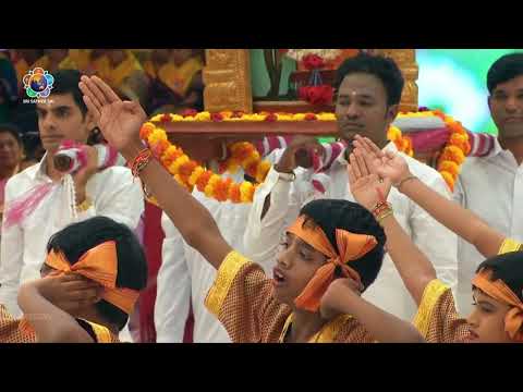 ముత్యాల పల్లకి లో Dance performed at Prasanthi Nilayam