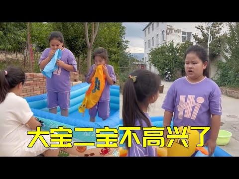 泳池已备好，却遭大宝二宝集体抗议！究竟缺了哪样‘终极装备’让萌娃如此不爽？【大宝二宝】#家庭 #萌娃 #funny