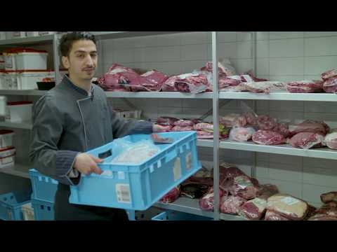 Ein Blick hinter die Theke bei EDEKA – mit Leo, Fleischer im Verkauf