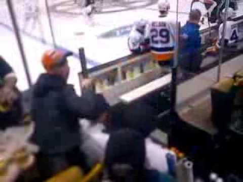 Effi high 5's with entire Islanders team in Boston