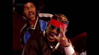 Download lagu Kung Fu Fighting - REMIX 1998 - Bus Stop & Carl Douglas - Fantastic Performance! mp3