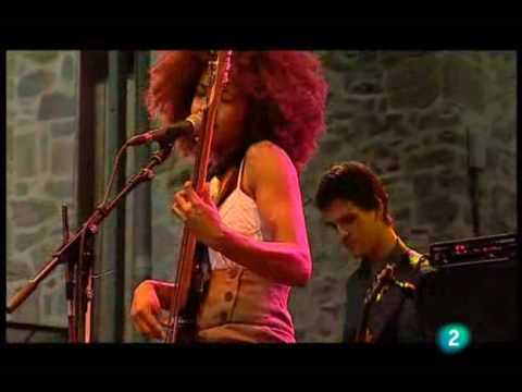 Esperanza Spalding - "I Know You Know / Smile Like That" (Live in San Sebastian july 23, 2009 - 3/9)