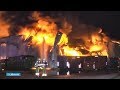 Metershoge vlammen bij uitslaande brand papierfabriek Staphorst - RTL NIEUWS