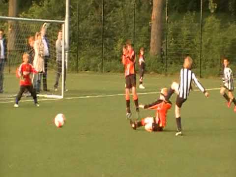 13 mei 2011 Hercules F4 - VV De Meern F7 3-2 Bas prima sliding