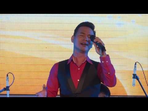 Thể hiện bởi Thụy Long