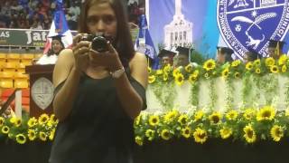 Egresada con Honores le manda fuego a las Vagabunderías de la UASD en plena Graduación