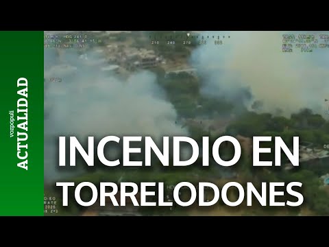 Bomberos trabajan en un incendio en Torrelodones