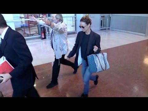 EXCLUSIVE: Vanessa Paradis running away from Paps at Paris airport