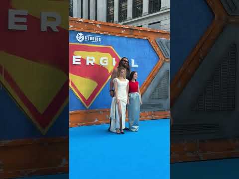 Dream team back together 🤝 SUPERGIRL’s Milly Alcock, Jason Momoa and Eve Ridley in London.